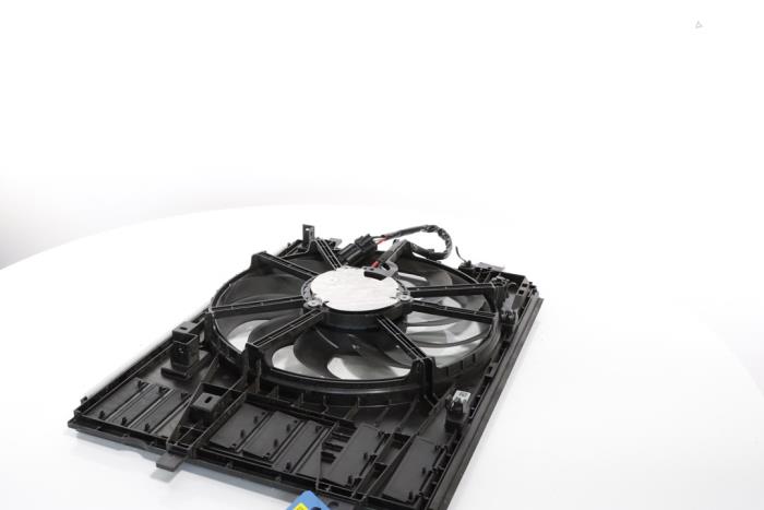 Fan motor from a Peugeot 3008 III e-3008 210 73 kWh 2024