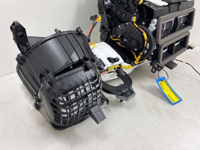 Heater housing from a Peugeot 3008 III e-3008 210 73 kWh 2024