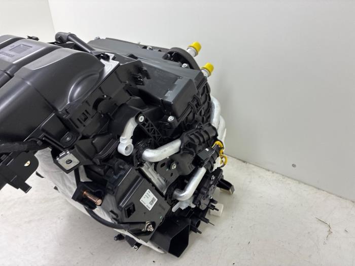 Heater housing from a Peugeot 3008 III e-3008 210 73 kWh 2024