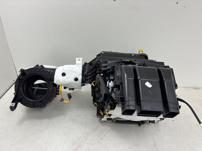 Heater housing from a Peugeot 3008 III e-3008 210 73 kWh 2024