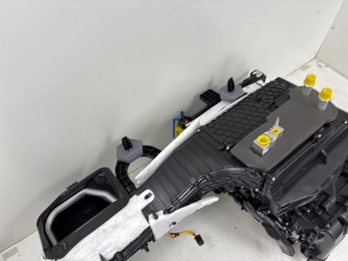 Heater housing from a Peugeot 3008 III e-3008 210 73 kWh 2024