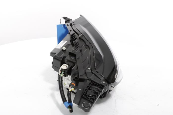 Headlight, right from a Peugeot 3008 III e-3008 210 73 kWh 2024