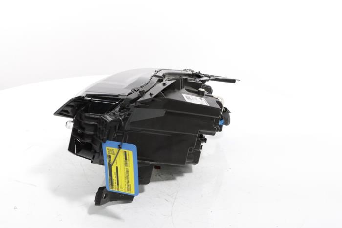 Headlight, right from a Peugeot 3008 III e-3008 210 73 kWh 2024