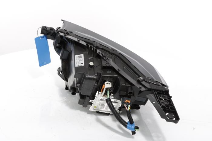 Headlight, right from a Peugeot 3008 III e-3008 210 73 kWh 2024