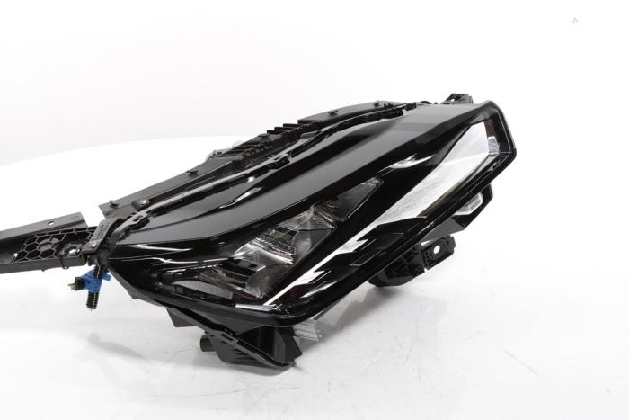 Headlight, right from a Peugeot 3008 III e-3008 210 73 kWh 2024