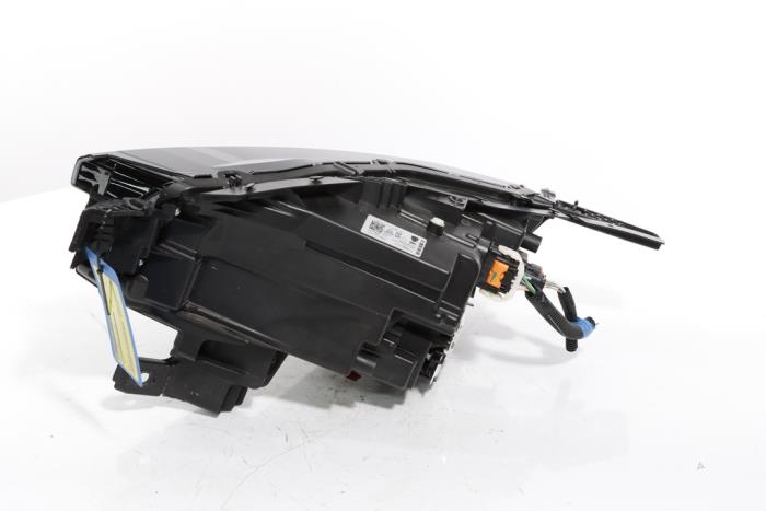 Headlight, right from a Peugeot 3008 III e-3008 210 73 kWh 2024
