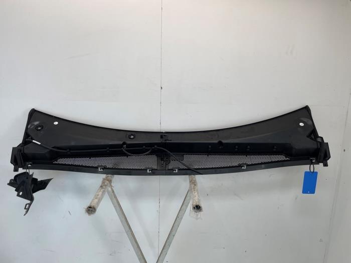 Cowl top grille from a Peugeot 3008 III e-3008 210 73 kWh 2024