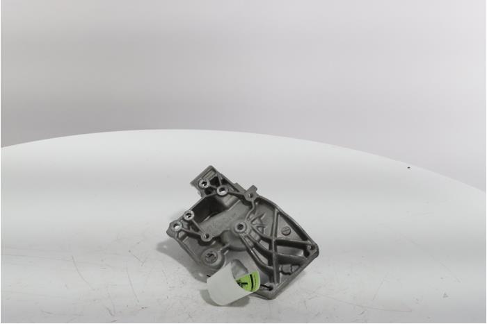 Usagé Support dynamo haut Opel Combo Cargo 1.5 CDTI 100 Prix € 30,25 Prix TTC proposé par Snuverink Autodemontage