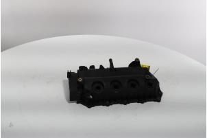 Ventildeckel van een Renault Twingo II (CN) 1.2 16V 2013