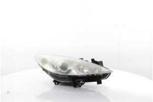 Begagnade Strålkastare, höger Peugeot 307 CC (3B) 2.0 16V Pris € 65,00 Marginaltabell erbjuds av Snuverink Autodemontage