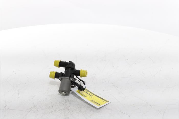 Używane Pompa wodna Volvo EX40 (XZ) Single Motor Extended Range 82 kWh Cena € 30,25 Z VAT oferowane przez Snuverink Autodemontage