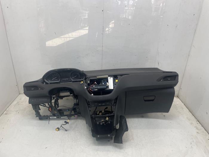Używane Panel Peugeot 208 I (CA/CC/CK/CL) 1.2 Vti 12V PureTech 82 Cena € 200,00 Procedura marży oferowane przez Snuverink Autodemontage