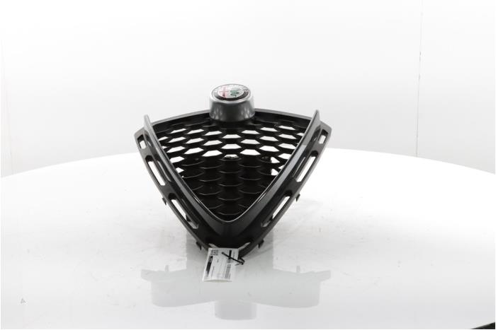 Używane Grill Alfa Romeo Stelvio (949) 2.0 T 16V Q4 Cena € 125,00 Procedura marży oferowane przez Snuverink Autodemontage