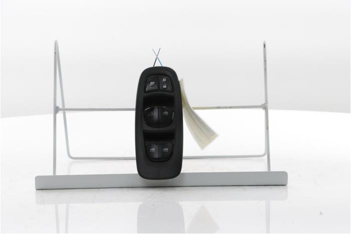 Usados Interruptor combinado de ventanillas Renault Kadjar (RFEH) 1.2 Energy TCE 130 Precio € 50,00 Norma de margen ofrecido por Snuverink Autodemontage