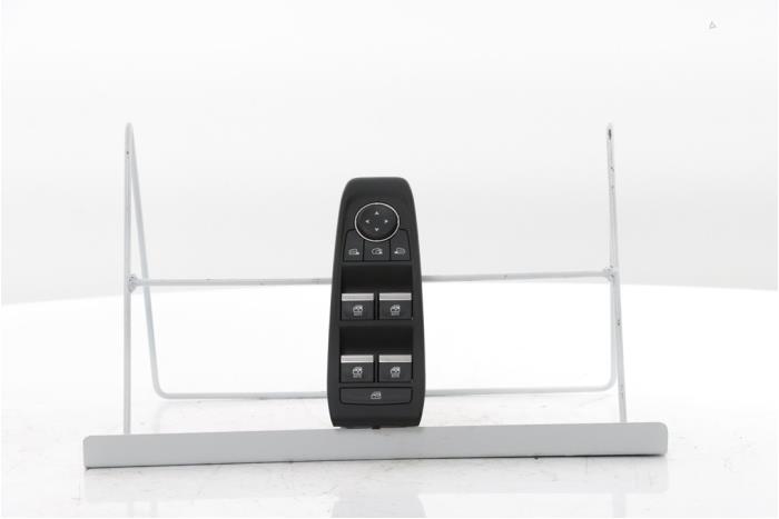Usados Interruptor combinado de ventanillas Renault Austral 1.3 Mild Hybrid 160 Precio € 151,25 IVA incluido ofrecido por Snuverink Autodemontage