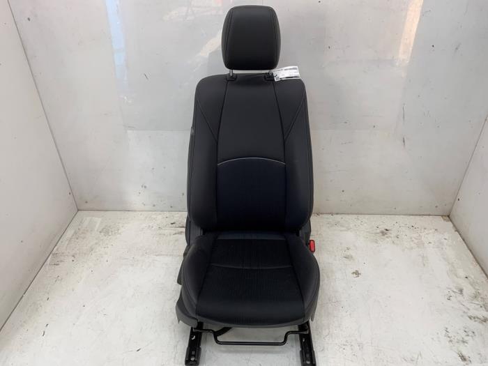 Używane Fotel prawy Mazda CX-3 (DJ/DK) 2.0 SkyActiv-G 121 Cena € 95,00 Procedura marży oferowane przez Snuverink Autodemontage
