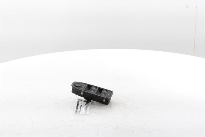 Usados Interruptor combinado de ventanillas Dacia Duster (DJF) 1.6 Hybrid 140 16V Precio € 100,00 Norma de margen ofrecido por Snuverink Autodemontage