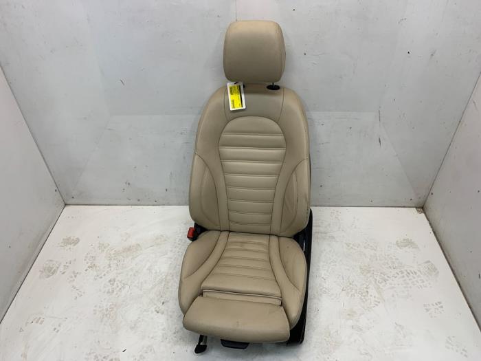 Używane Fotel lewy Mercedes C (W205) C-350 e 2.0 16V Cena € 150,00 Procedura marży oferowane przez Snuverink Autodemontage