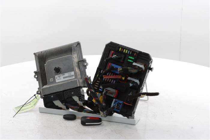 Used Engine management computer Opel Crossland (X) 1.2 Turbo 12V Price € 350,00 Margin scheme offered by Snuverink Autodemontage