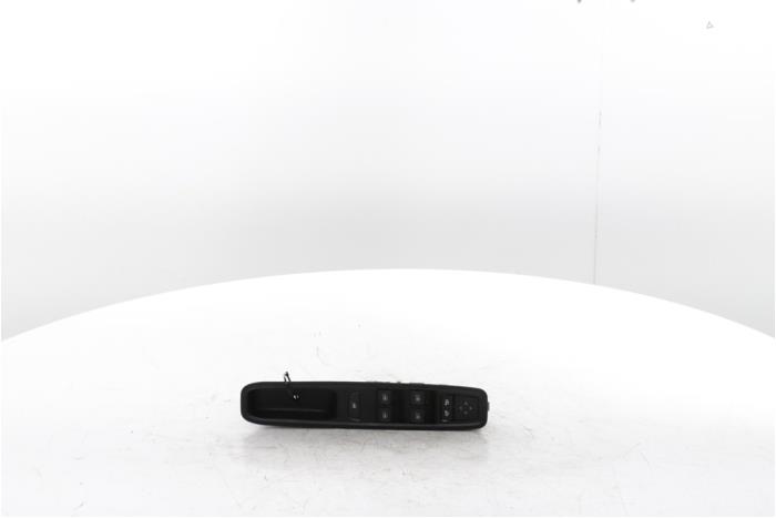 Usados Interruptor combinado de ventanillas Dacia Sandero III 1.0 TCe 90 12V Precio € 36,30 IVA incluido ofrecido por Snuverink Autodemontage