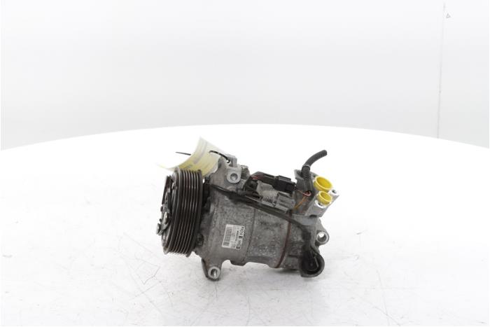 Usagé Pompe clim Renault Megane IV Estate (RFBK) 1.3 TCE 115 16V Prix € 150,00 Règlement à la marge proposé par Snuverink Autodemontage