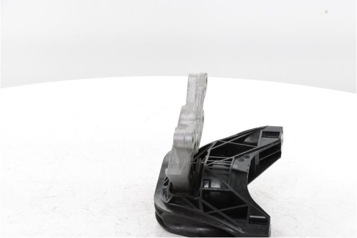 Engine mount from a Peugeot 3008 III 1.2 12V Hybrid 136 2024