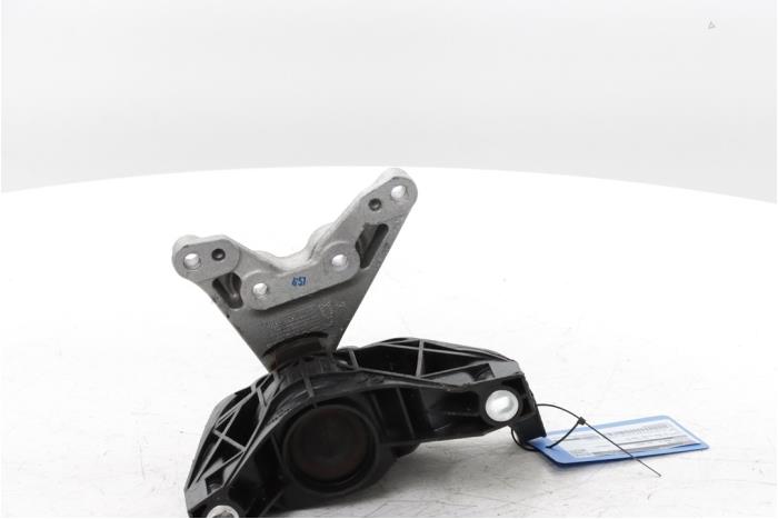 Engine mount from a Peugeot 3008 III 1.2 12V Hybrid 136 2024