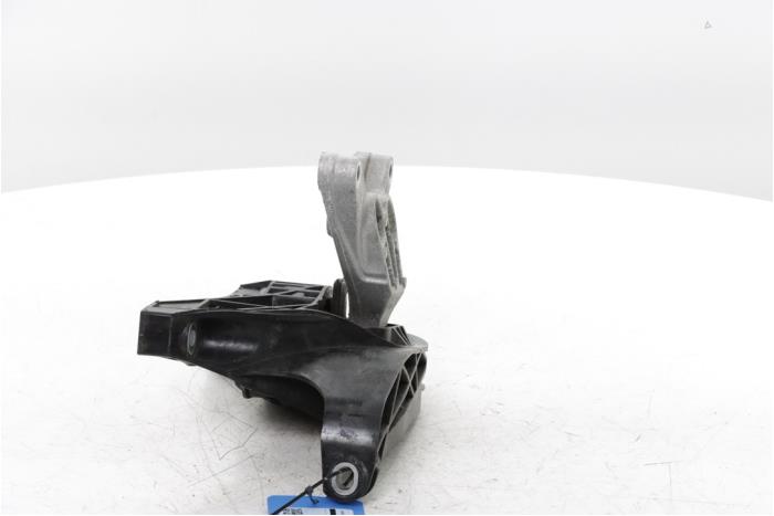 Engine mount from a Peugeot 3008 III 1.2 12V Hybrid 136 2024