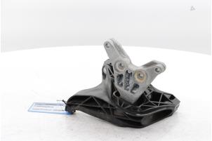 Engine mount from a Peugeot 3008 III 1.2 12V Hybrid 136 2024