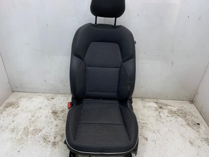 Używane Fotel lewy Renault Captur II (RJB) 1.3 Mild Hybrid 140, TCe 140 16V Cena € 150,00 Procedura marży oferowane przez Snuverink Autodemontage