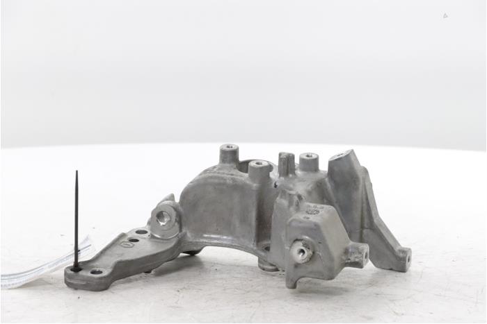 Usagé Support dynamo haut Peugeot 3008 II (M4/MC/MJ/MR) 1.5 BlueHDi 130 Prix € 25,00 Règlement à la marge proposé par Snuverink Autodemontage