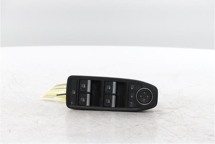 Usados Interruptor combinado de ventanillas Renault Captur II (RJB) 1.6 E-Tech 145 Precio € 199,65 IVA incluido ofrecido por Snuverink Autodemontage