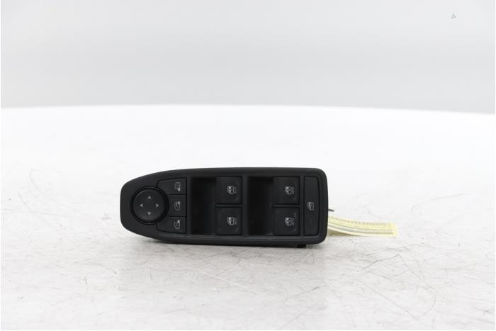 Usados Interruptor combinado de ventanillas Dacia Bigster 1.2 Mild Hybrid 140 12V Precio € 100,00 Norma de margen ofrecido por Snuverink Autodemontage