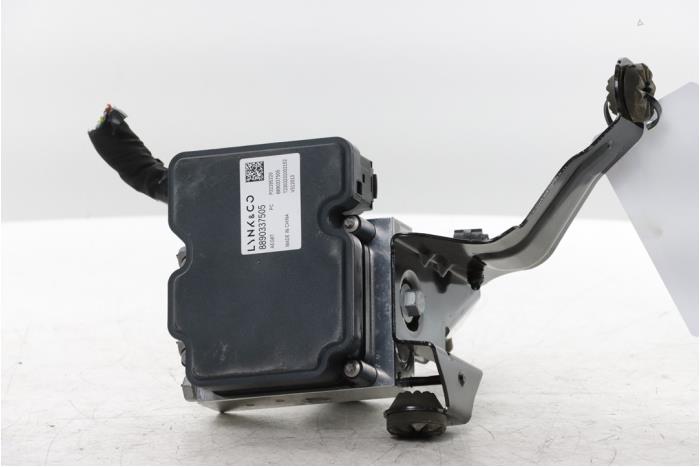 Używane Pompa ABS Lynk &amp; Co 01 1.5 PHEV Cena € 145,20 Z VAT oferowane przez Snuverink Autodemontage