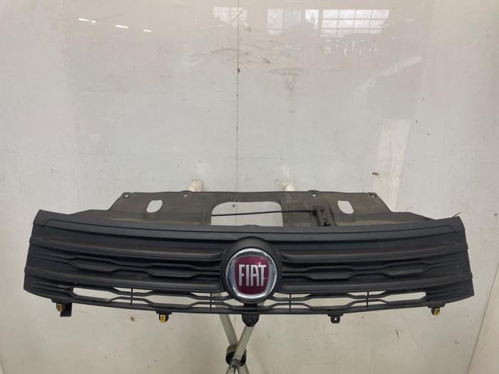 Begagnade Grill Fiat Talento 2.0 EcoJet BiTurbo 145 Pris € 121,00 Inklusive moms erbjuds av Snuverink Autodemontage