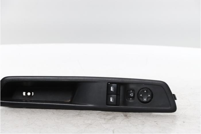 Usados Interruptor combinado de ventanillas Peugeot Expert (V1/VA/VB/VE/VF/VT/VY) 2.0 Blue HDi 145 16V Precio € 35,70 IVA incluido ofrecido por Snuverink Autodemontage