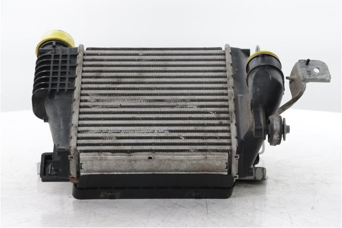 Usados Intercooler Peugeot 308 SW (F4/FC/FN/FR) 1.6 16V HYbrid 180 e-EAT8 Precio € 55,00 Norma de margen ofrecido por Snuverink Autodemontage