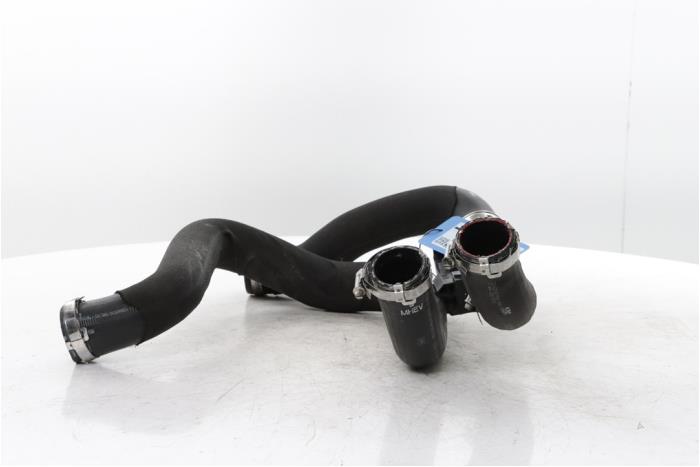 Gebrauchte Intercooler Schlauch Peugeot 308 SW (F4/FC/FN/FR) 1.2 PureTech Hybrid 136 Preis € 75,00 Margenregelung angeboten von Snuverink Autodemontage