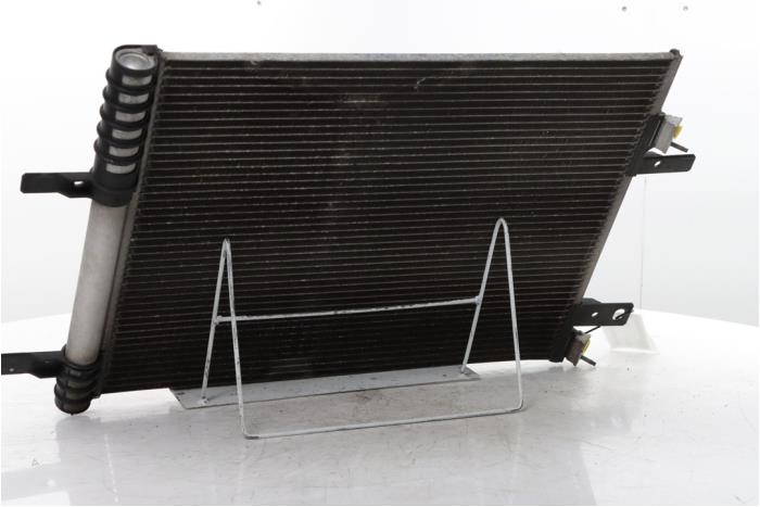 Klima Kondensor van een Peugeot 5008 II (M4/MC/MJ/MR) 1.2 12V e-THP PureTech 130 2018