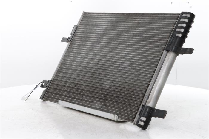 Klima Kondensor van een Peugeot 5008 II (M4/MC/MJ/MR) 1.2 12V e-THP PureTech 130 2018