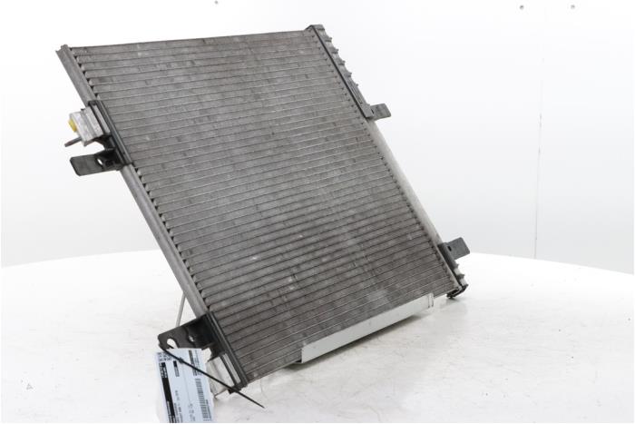 Klima Kondensor van een Peugeot 5008 II (M4/MC/MJ/MR) 1.2 12V e-THP PureTech 130 2018