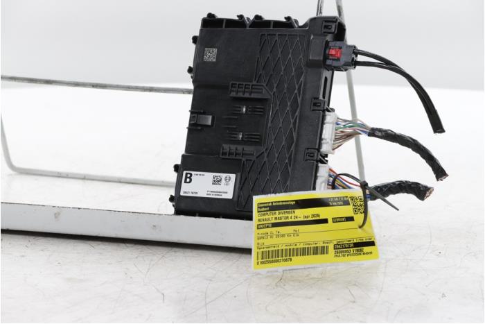 Usagé Ordinateur divers Renault Master IV E-Tech electric 87 kWh Prix € 302,50 Prix TTC proposé par Snuverink Autodemontage