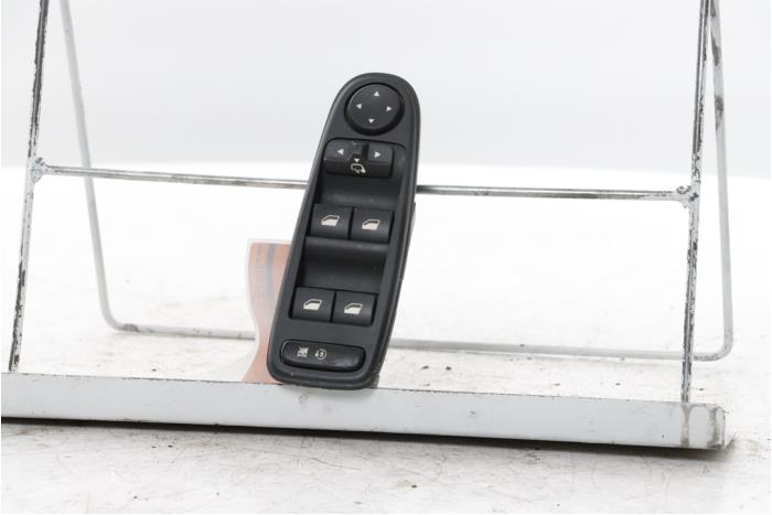 Usados Interruptor combinado de ventanillas Citroen C4 Picasso (UD/UE/UF) 2.0 16V Autom. Precio € 75,00 Norma de margen ofrecido por Snuverink Autodemontage
