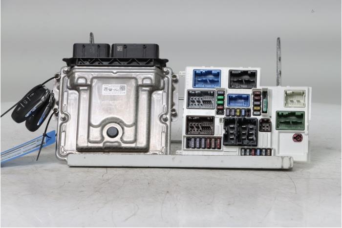 Used Engine management computer Peugeot 3008 III 1.2 12V Hybrid 136 Price € 450,00 Margin scheme offered by Snuverink Autodemontage