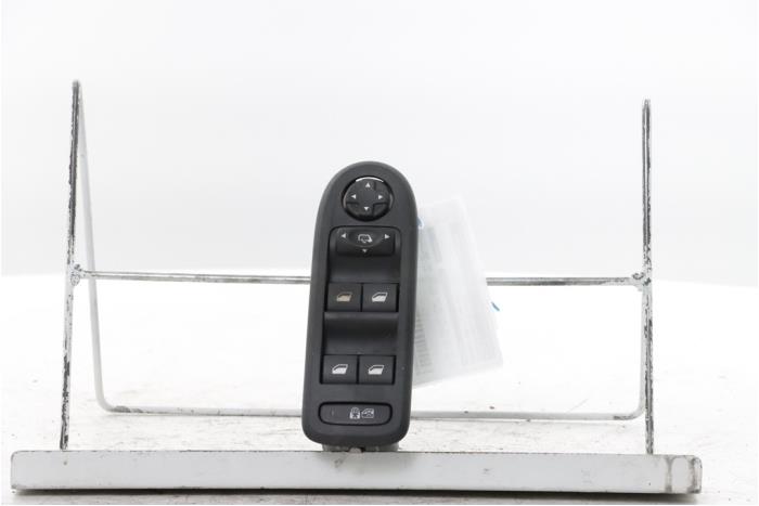 Usados Interruptor combinado de ventanillas Peugeot 508 (8D) 2.0 Hybrid4 16V Precio € 50,00 Norma de margen ofrecido por Snuverink Autodemontage