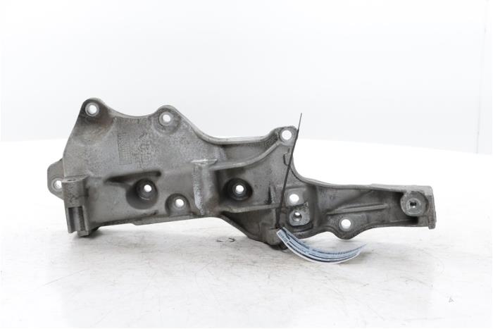 Usagé Support dynamo haut Peugeot 508 (8D) 2.0 Hybrid4 16V Prix € 90,00 Règlement à la marge proposé par Snuverink Autodemontage