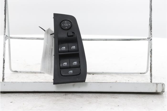 Używane Przelacznik combi okienny BMW 1 serie (F40) 118i 1.5 TwinPower 12V Cena € 55,00 Procedura marży oferowane przez Snuverink Autodemontage
