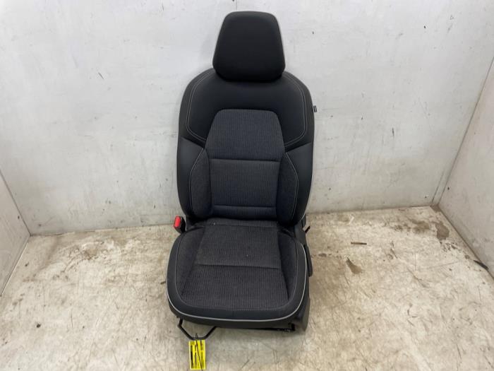 Używane Fotel lewy Renault Captur II (RJB) 1.6 E-Tech 145 Cena € 200,00 Procedura marży oferowane przez Snuverink Autodemontage