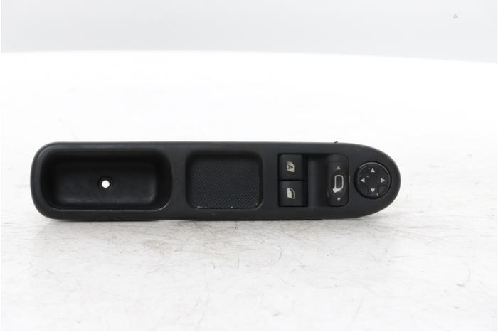 Usados Interruptor combinado de ventanillas Peugeot 207/207+ (WA/WC/WM) 1.6 16V VTRi Precio € 65,00 Norma de margen ofrecido por Snuverink Autodemontage