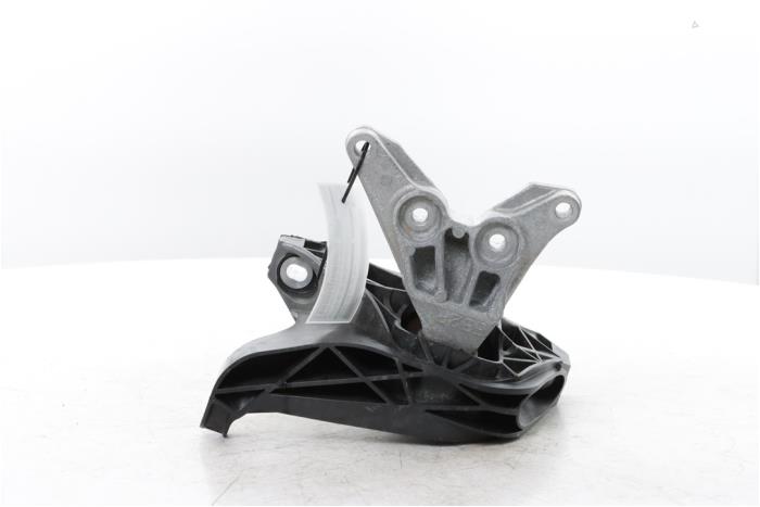 Engine mount from a Peugeot 408 1.2 12V Hybrid 136 2025